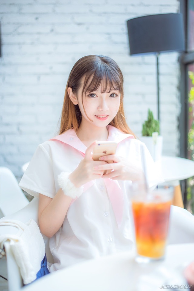 “不行，今日我一定要见到主公！”刘璝冷哼一声，厉声喝道，说着就要往里闯，几名守卫不依，双方在刺史府外纠缠在一起。
